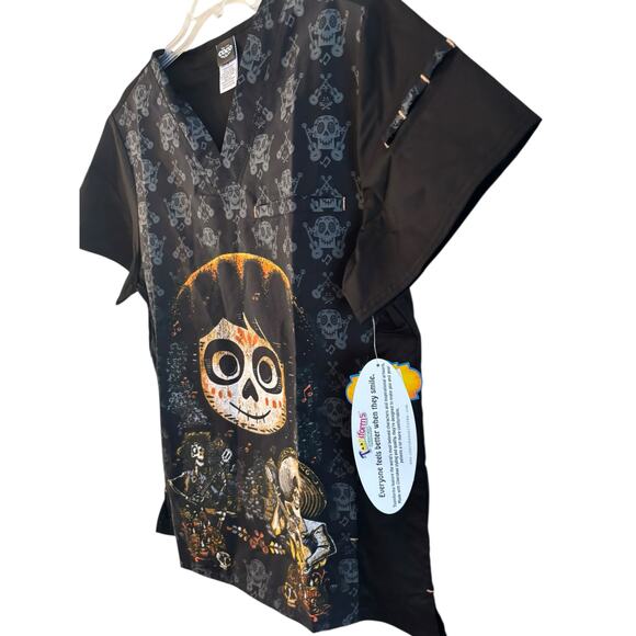 Coco Cherokee Scrubs Tooniforms Disney Mens V Neck Top Size Small NWT - Picture 3 of 7